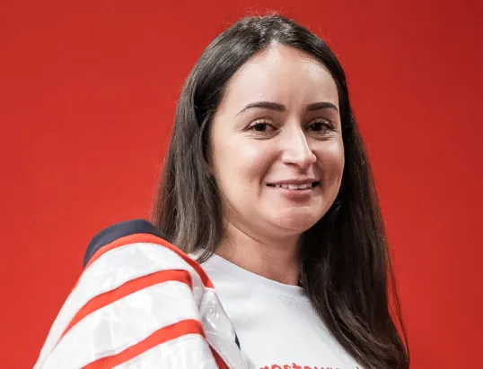 Imagem da Nadia da Sr. Grão Cafeteria sorrindo porque o iFood trouxe um crescimento para loja dela